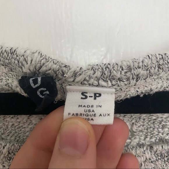 🤍 UO LIGHT SWEATER 🤍 - Picture 2 of 5